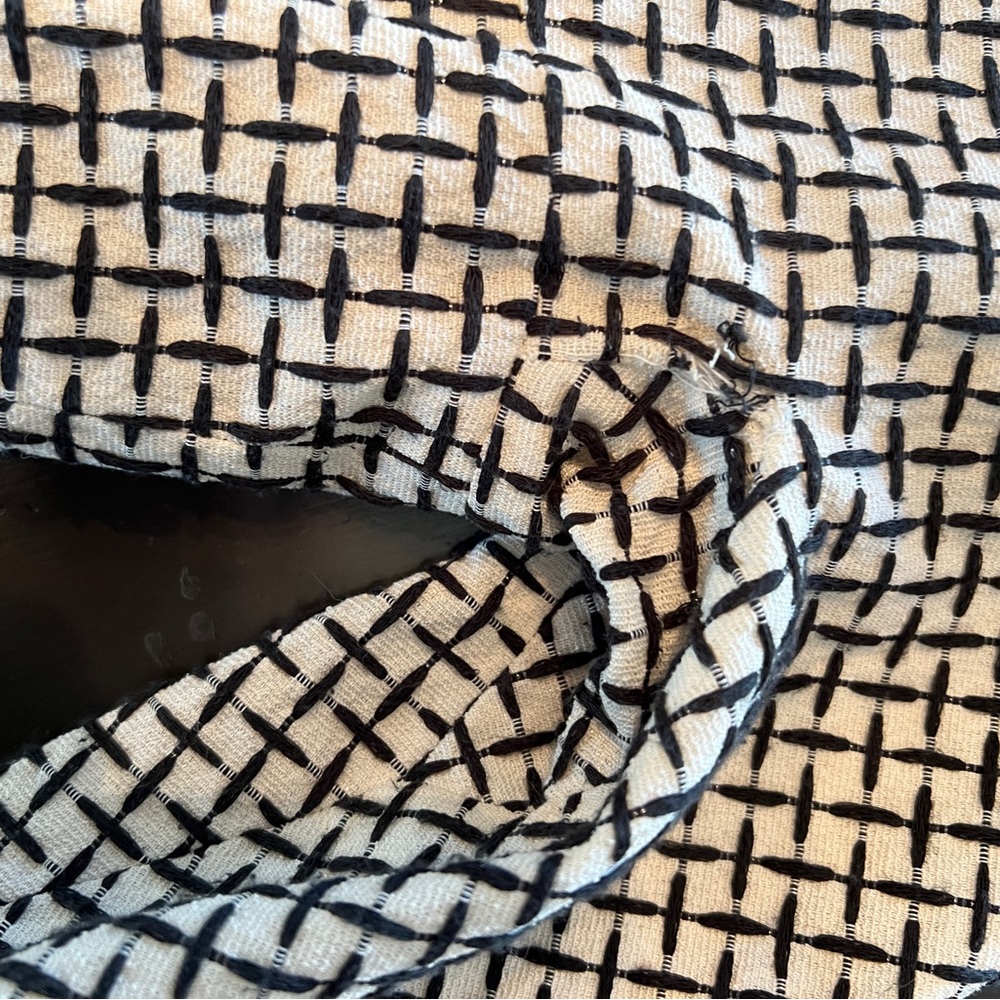 CHANEL Black and White Patterned Blazer - Picture 9 of 13